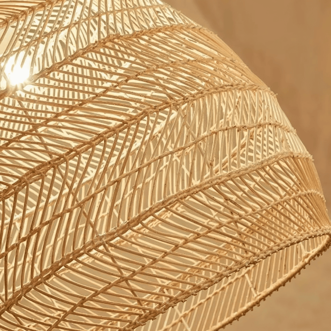 Trama de rattan em espinha de peixe de perto, com a luz atravessando as tiras
