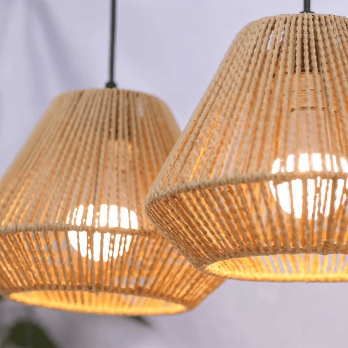 Pendente de Palha Bambu Cônico com Trama Aberta e Luz Difusa - Disponível na Luzzart