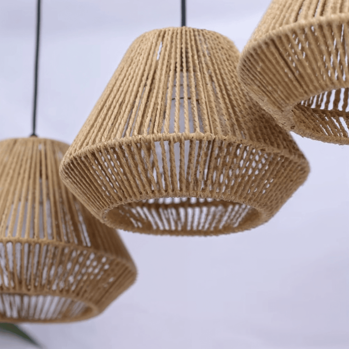 Pendente de Palha Bambu Cônico com Trama Aberta e Luz Difusa - Disponível na Luzzart