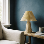 Luminária de Mesa de Palha Bambu com Cúpula Plissada em Tecido Creme - Disponível na Luzzart