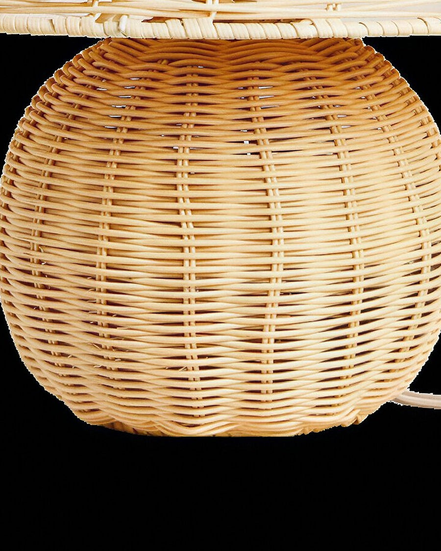 Abajur cogumelo de rattan pequeno no ambiente