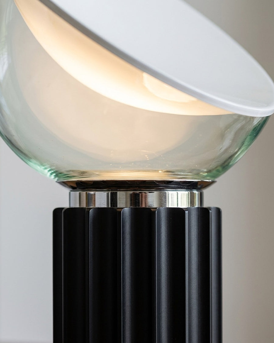Luminária Taccia de design italiano no ambiente