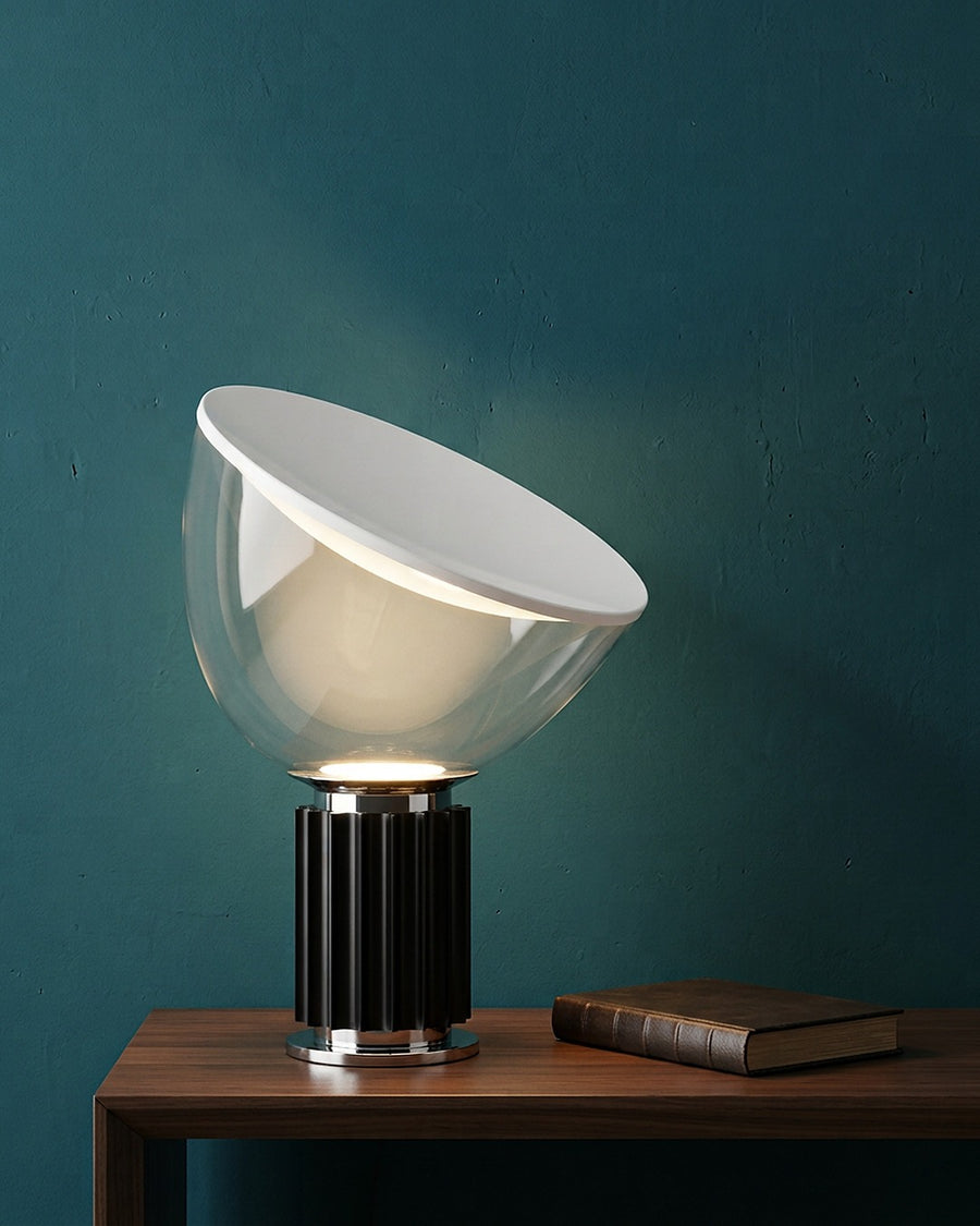 Tamanho médio, de 48,5 cm, numa mesa lateral de madeira