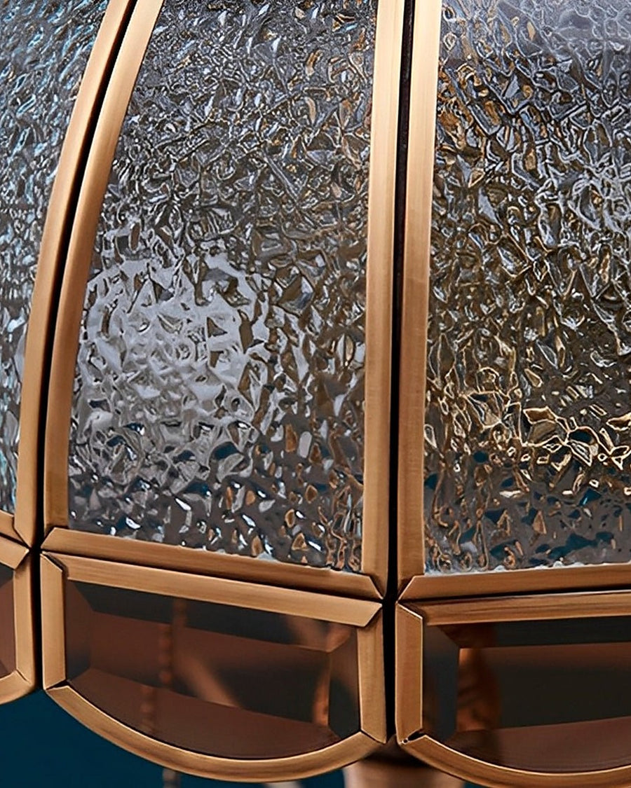 Abajur vintage dourado estilo Tiffany no ambiente