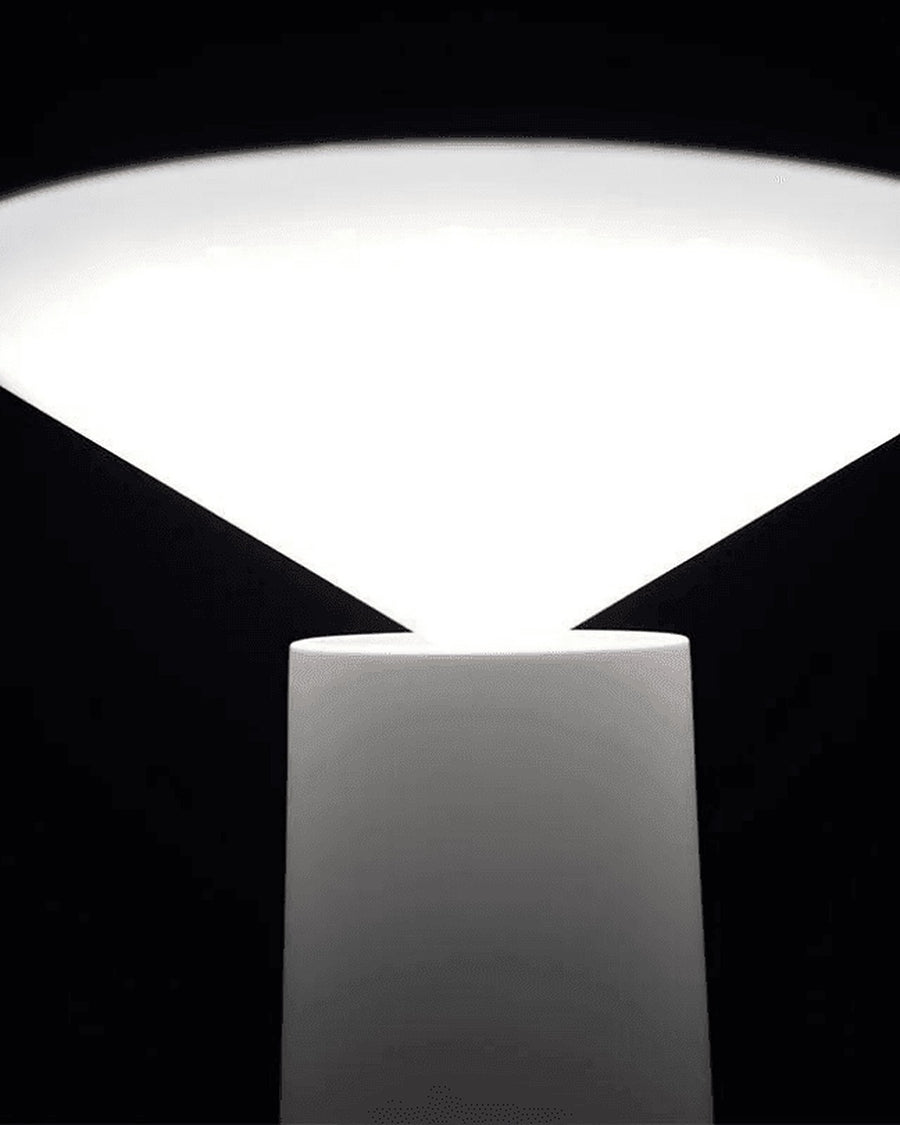 Luminária de mesa sem fio com cúpula em cone no ambiente