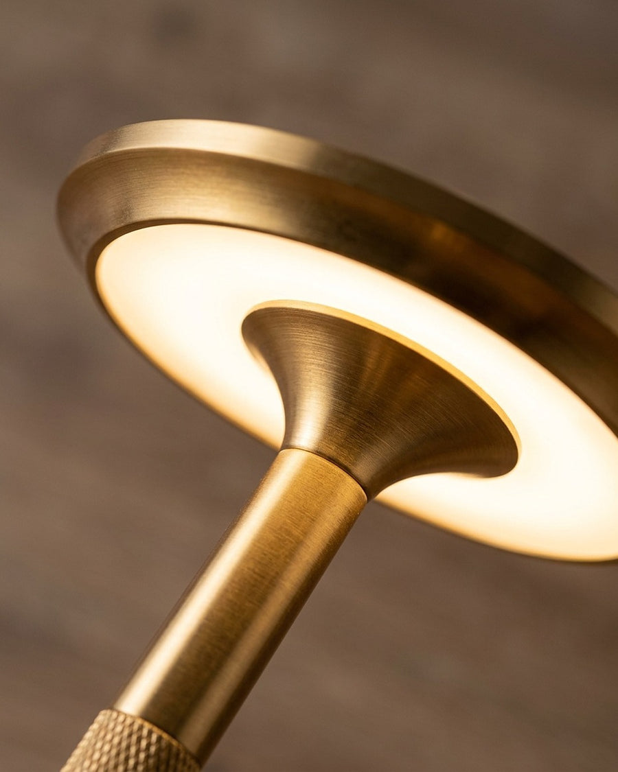 Luminária de mesa touch com carga USB no ambiente
