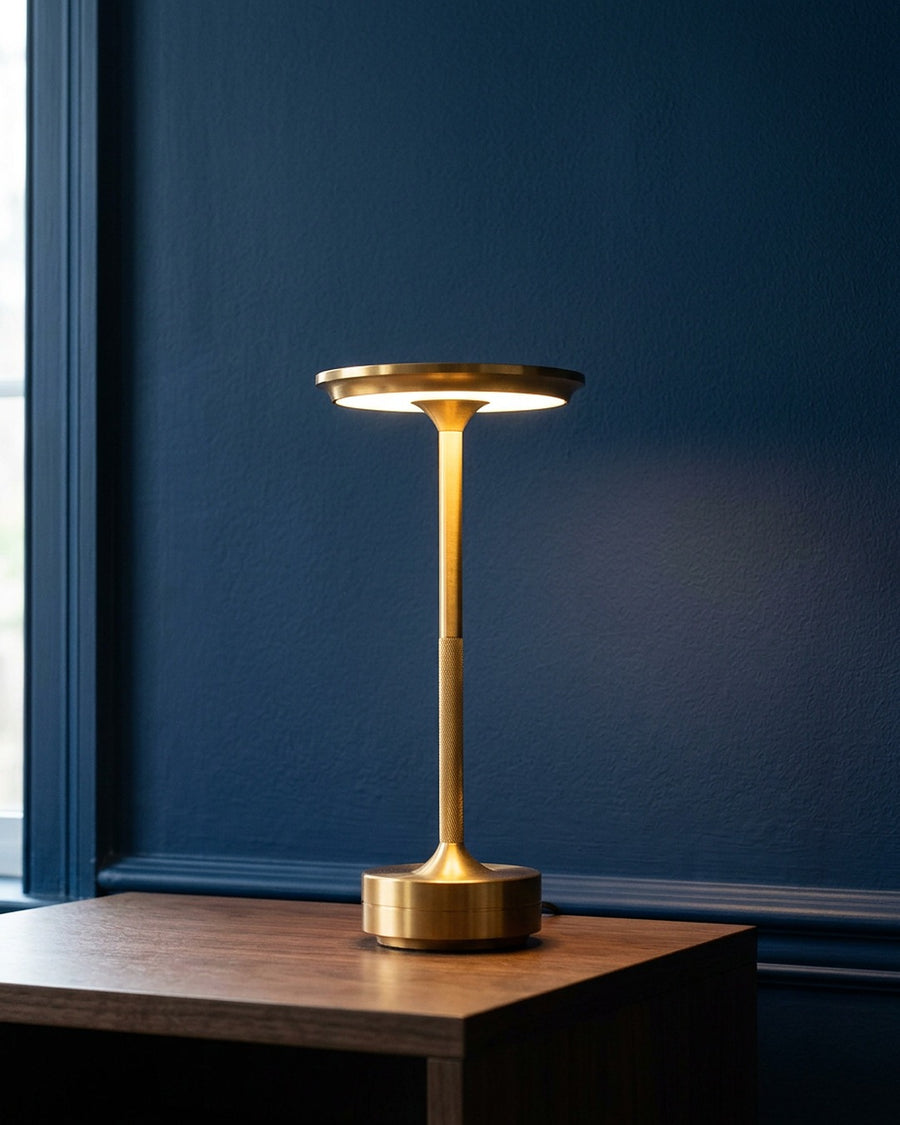 Por baixo do disco, a luz desce na direção da mesa