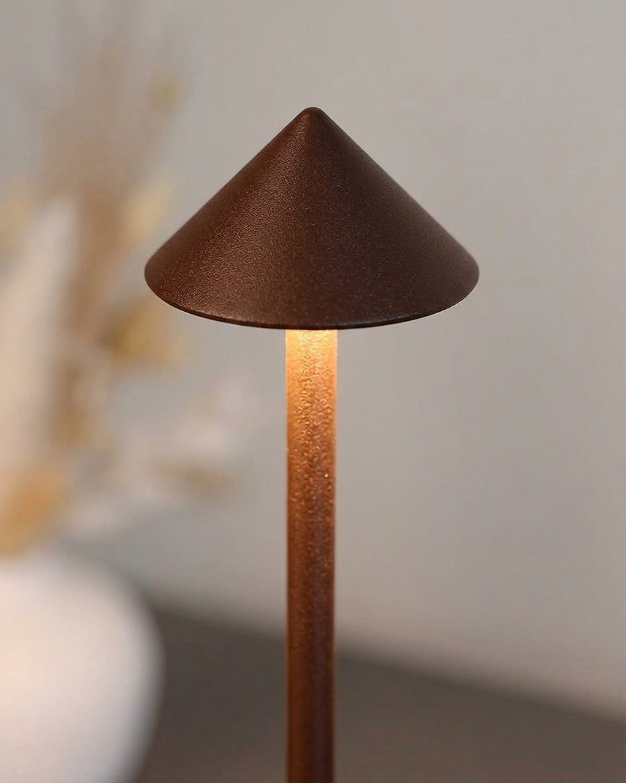 Luminária de mesa sem fio estilo Pina no ambiente