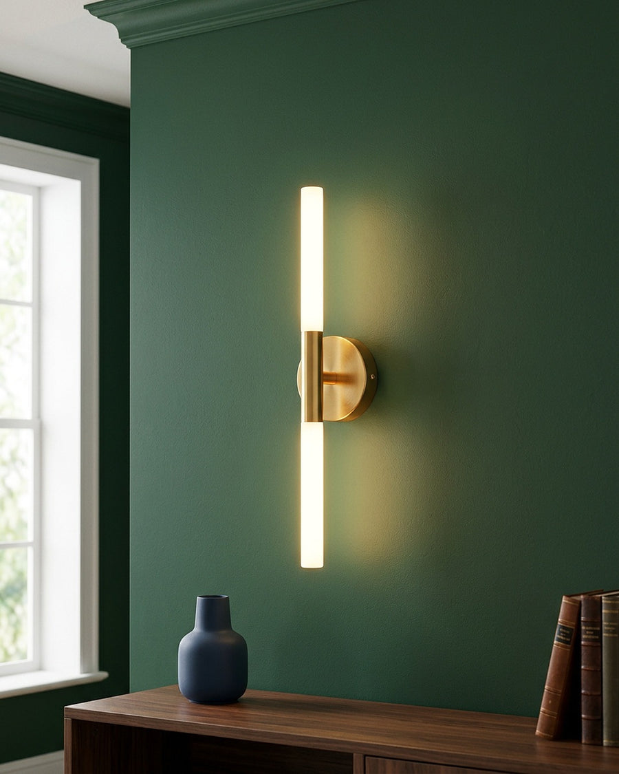 Acende para cima e para baixo na parede verde da sala