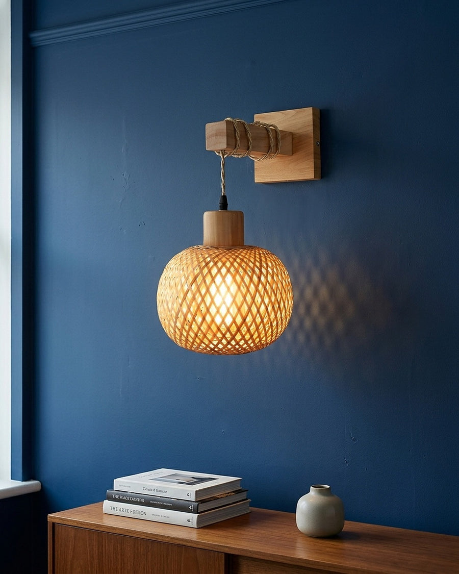 Os vãos da trama deixam a luz passar até a parede azul