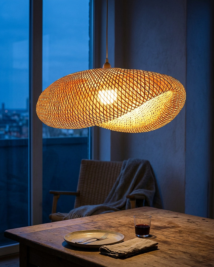 Sobre a mesa, a dobra do bambu deixa um lado mais alto