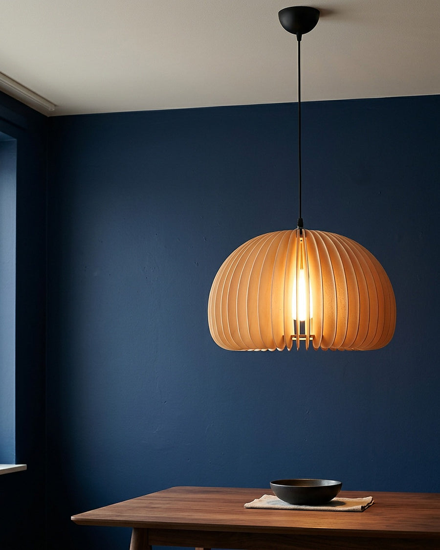 Acima da mesa de jantar, a luz escapa entre as lâminas