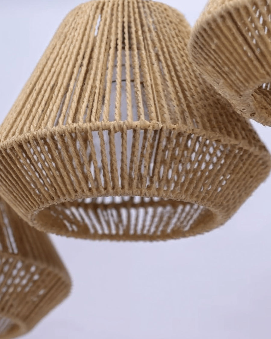 Lustre de corda formato diamante no ambiente