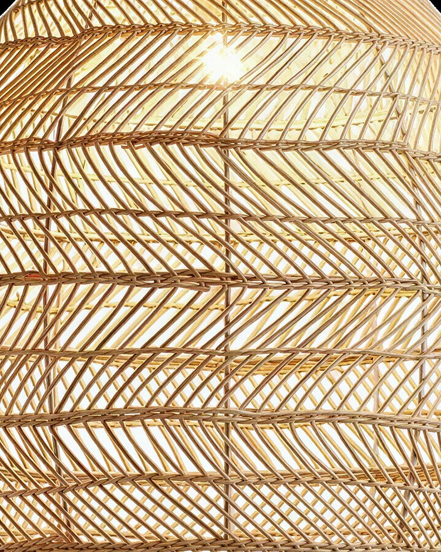 Pendente de rattan com trama artesanal no ambiente