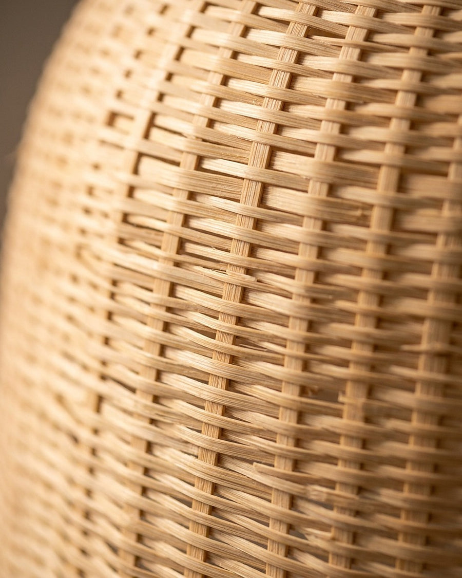 Pendente sino de bambu trançado no ambiente