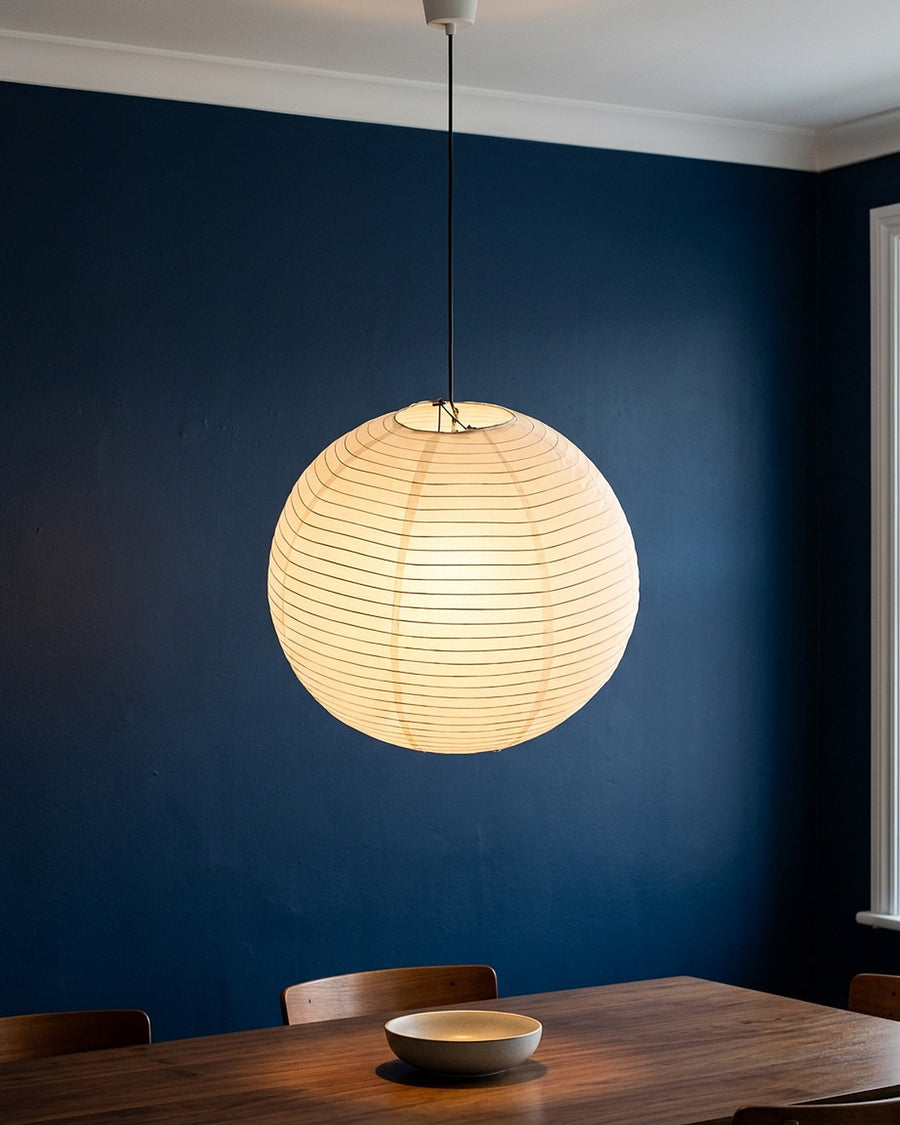 A esfera acende por inteiro sobre a mesa de jantar