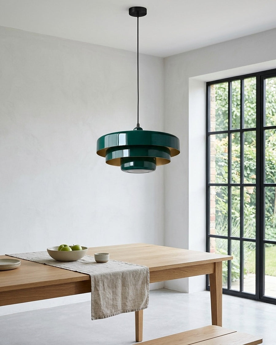 Verde brilhante, com 35 cm, sobre a mesa de jantar