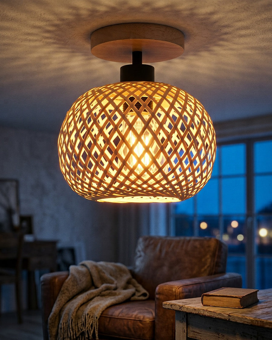 Raios de luz e sombra se espalham pelo teto da sala