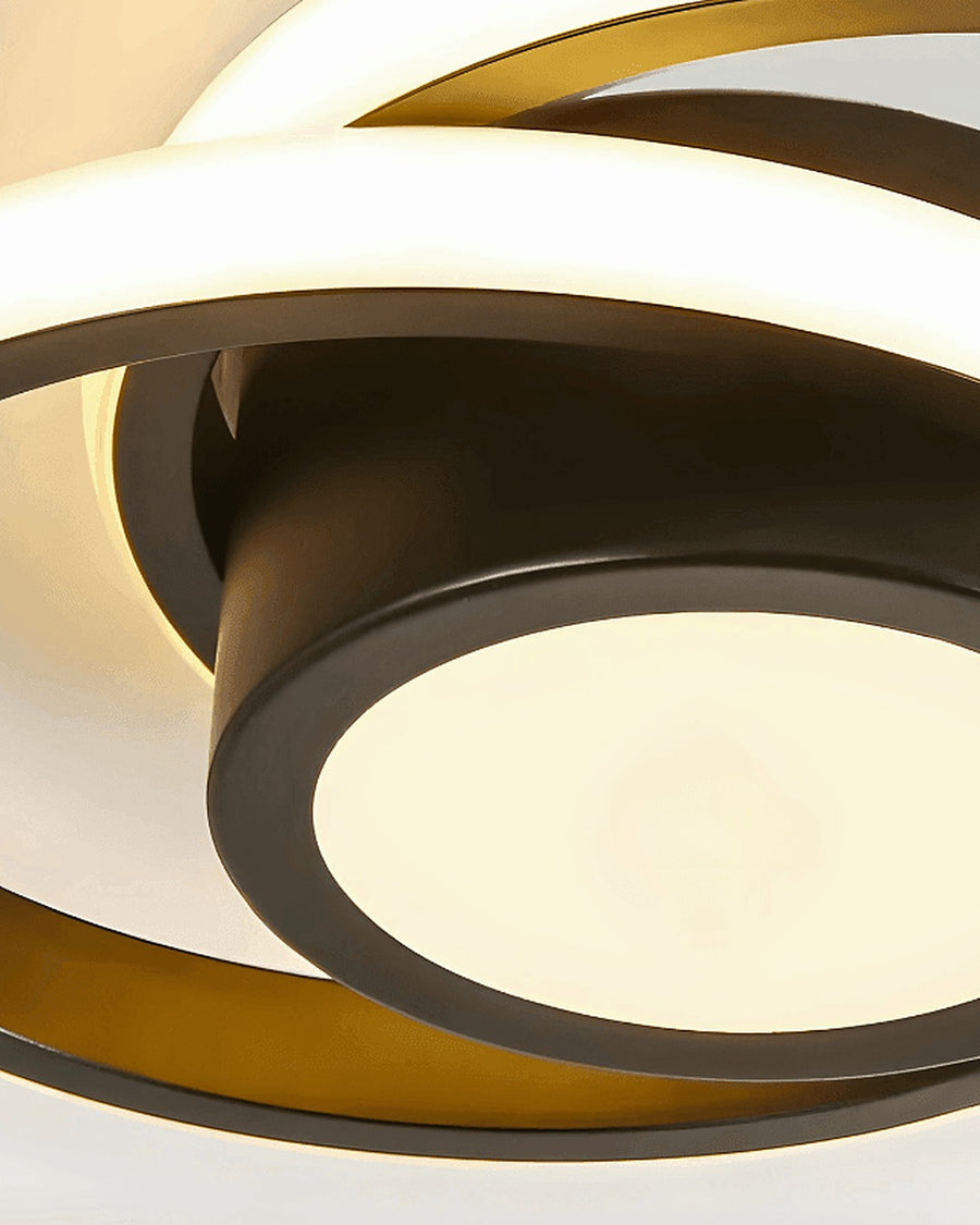 Plafon redondo de LED com aros sobrepostos no ambiente