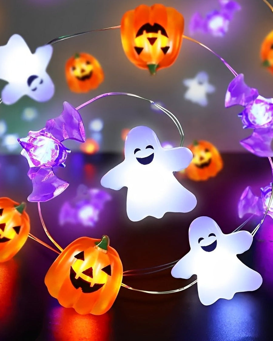 Luzes de Halloween com abóboras, morcegos e fantasmas no ambiente