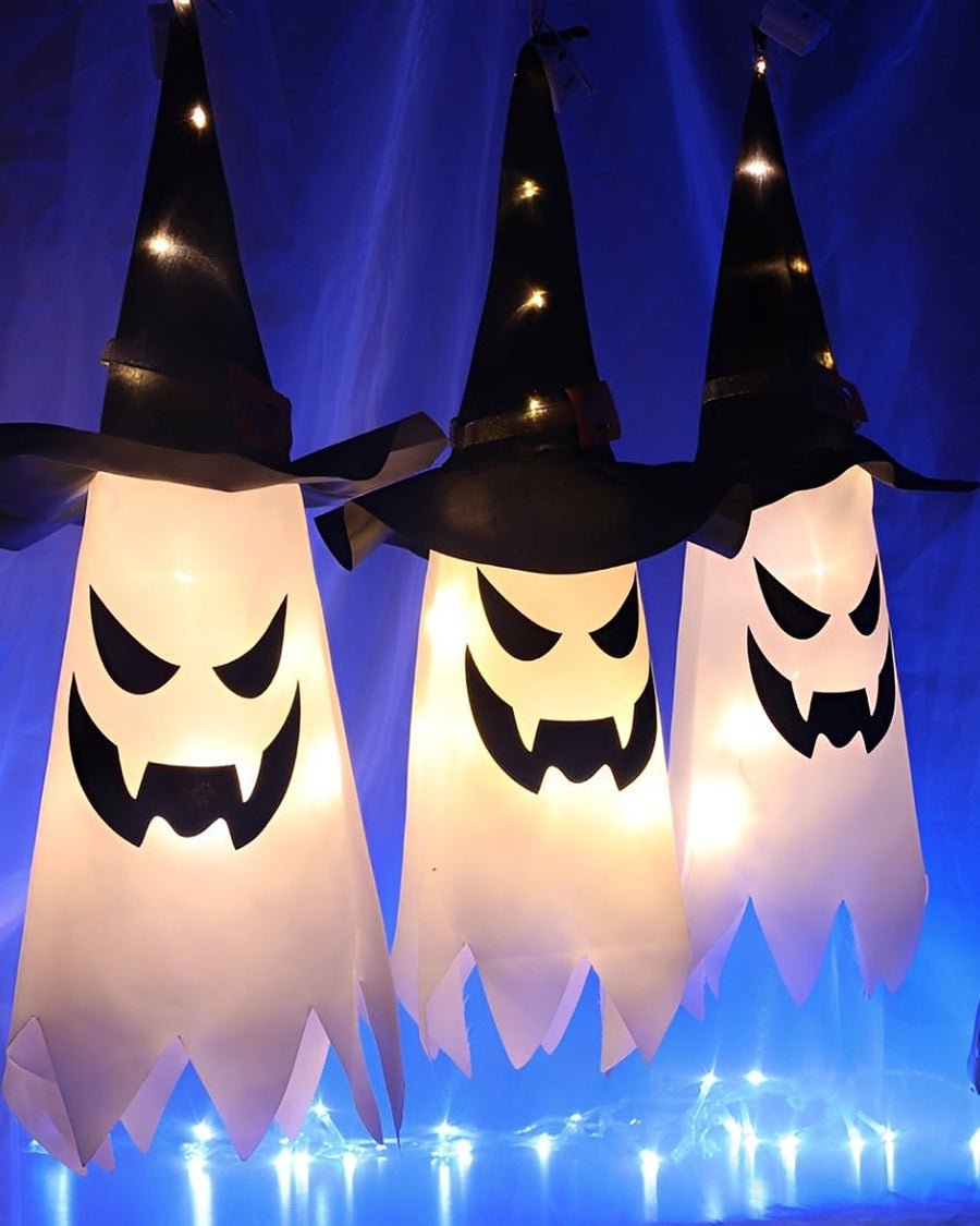 Fantasma com chapéu de bruxa luminoso no ambiente