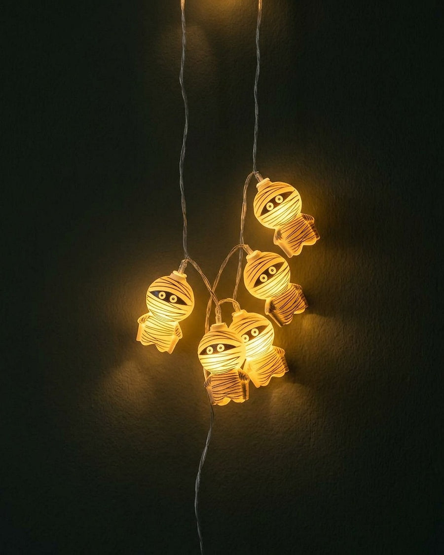 Penduradas no escuro, as múmias acendem em luz quente
