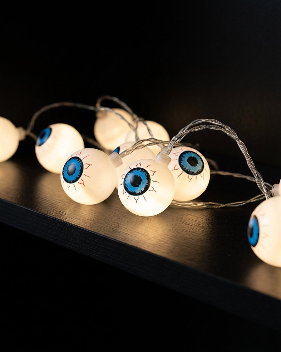 Na prateleira escura, os olhos acendem por dentro