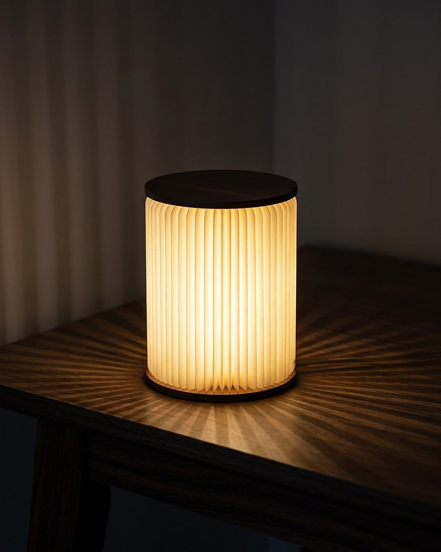 Aberta em 360 graus, joga faixas de luz na mesa e na parede