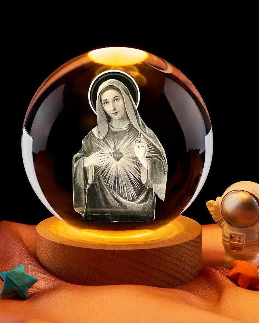 Luminária Virgem Maria em bola de cristal no ambiente