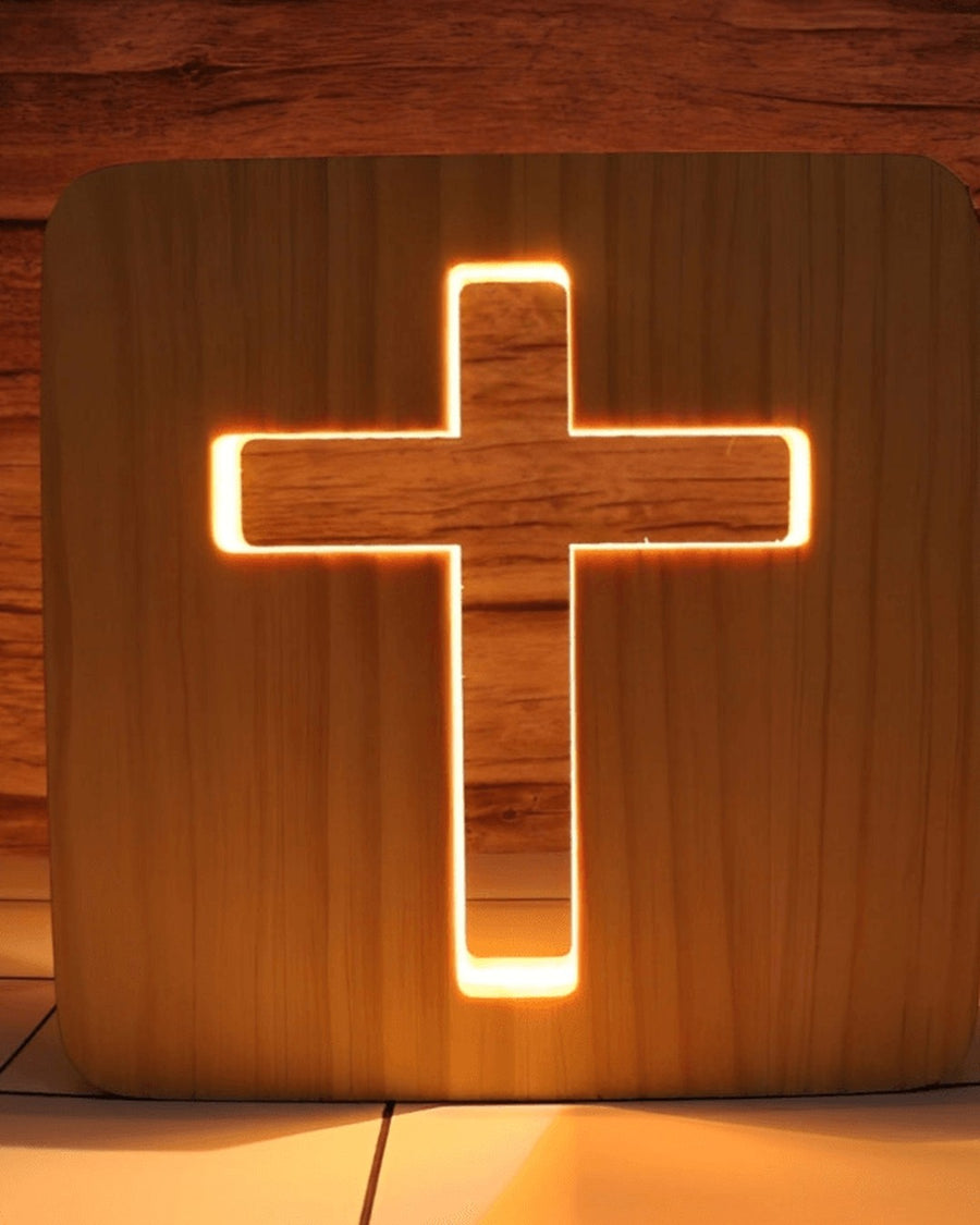 Cruz de madeira com LED branco quente no ambiente