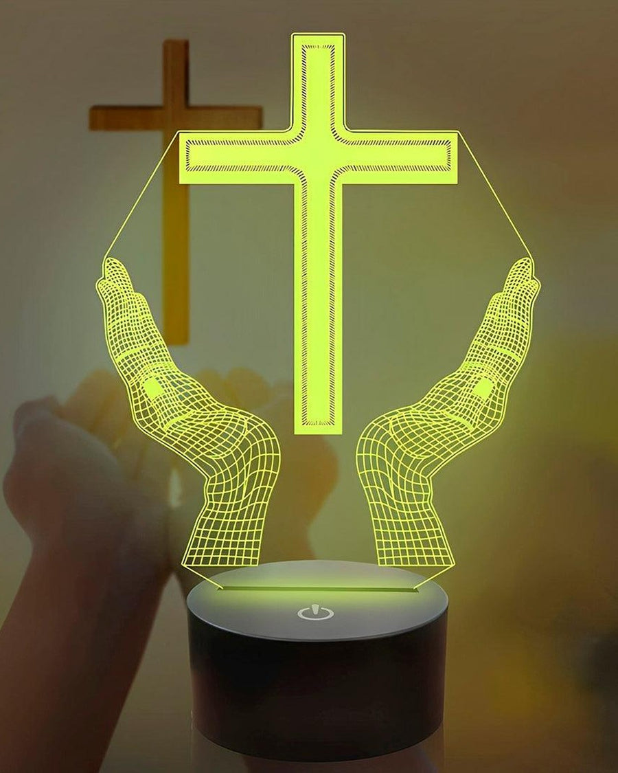 Cruz iluminada com mãos abertas no ambiente