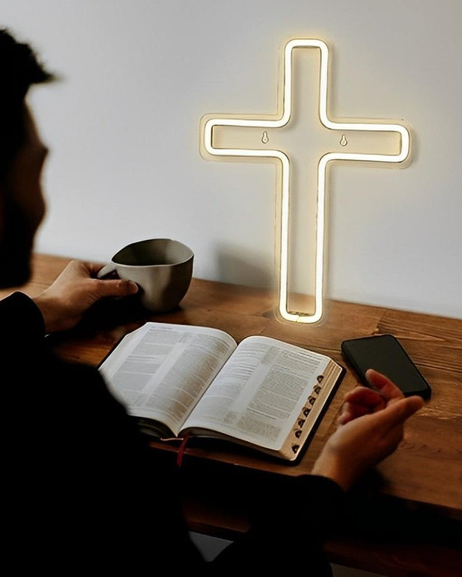 Na parede, acima da mesa de leitura