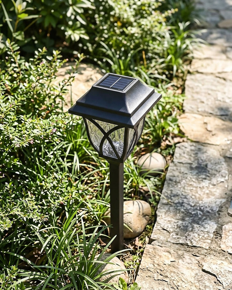 Balizador solar de jardim tipo lampião no ambiente