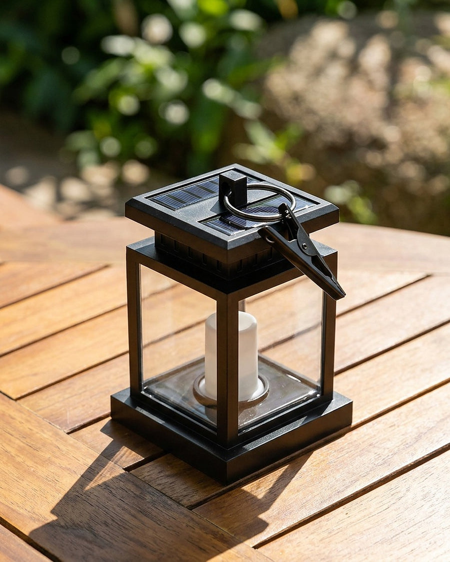 Lanterna solar de jardim com vela de LED no ambiente