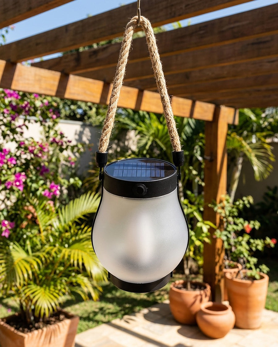 Lanterna solar decorativa com alça de corda no ambiente
