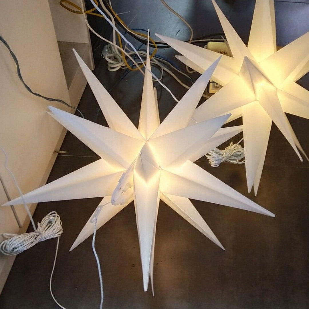 Luz acesa · duas estrelas montadas, com os fios soltos