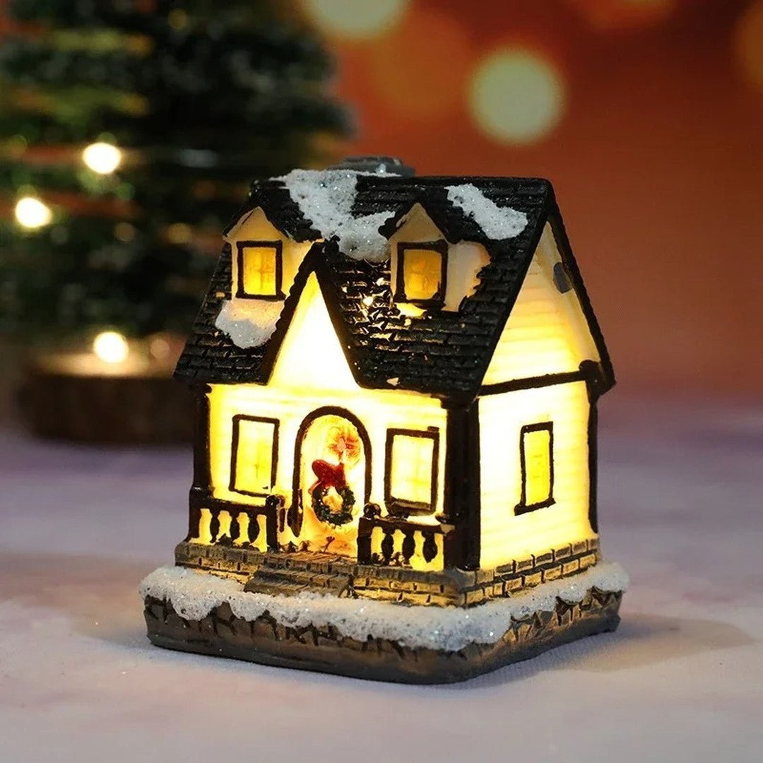 Luz acesa · casinha com varanda e guirlanda na porta