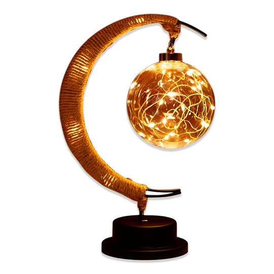 Lua crescente de corda com globo aceso de fios de LED, em fundo branco