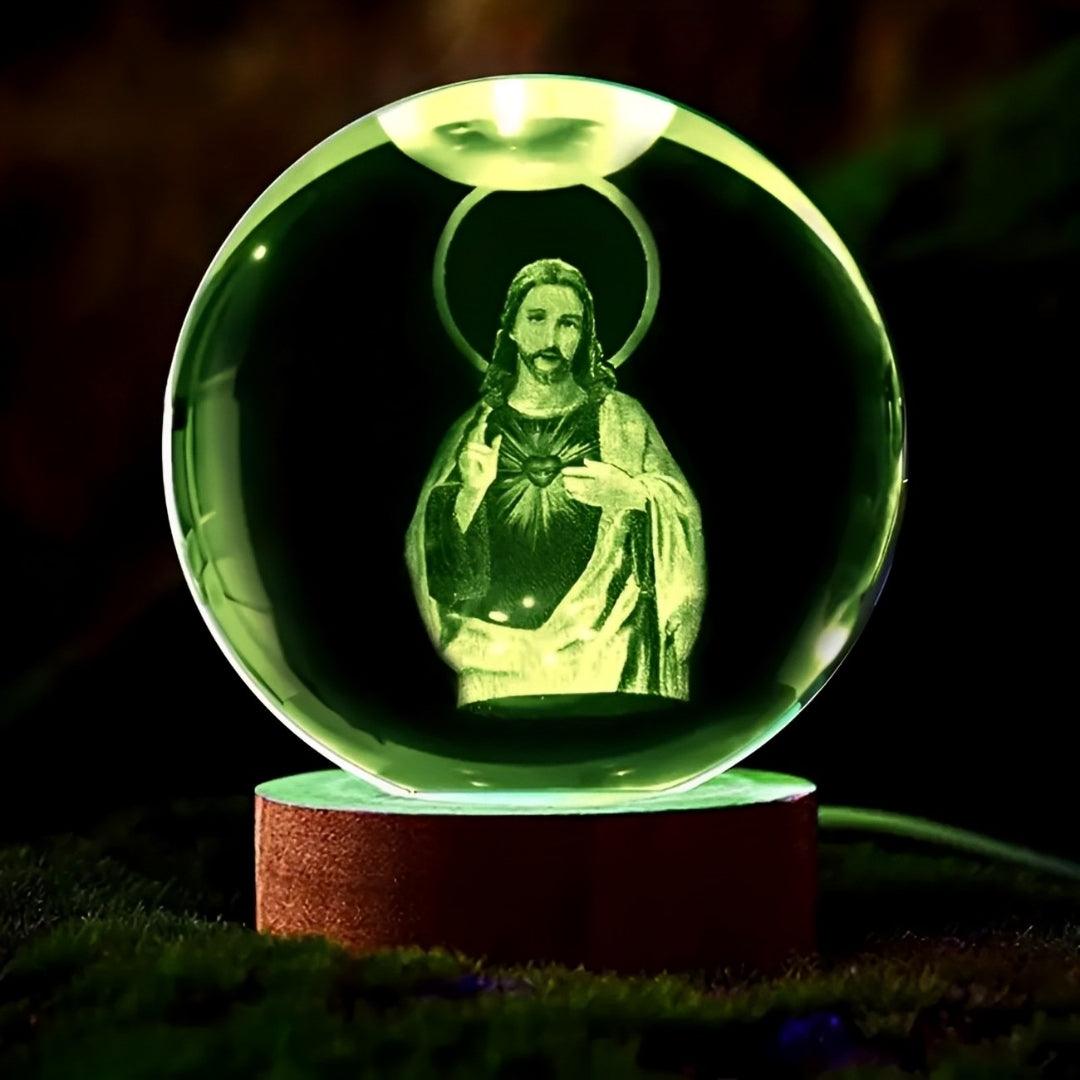 Esfera com Jesus acesa em luz verde, sobre base de madeira e musgo