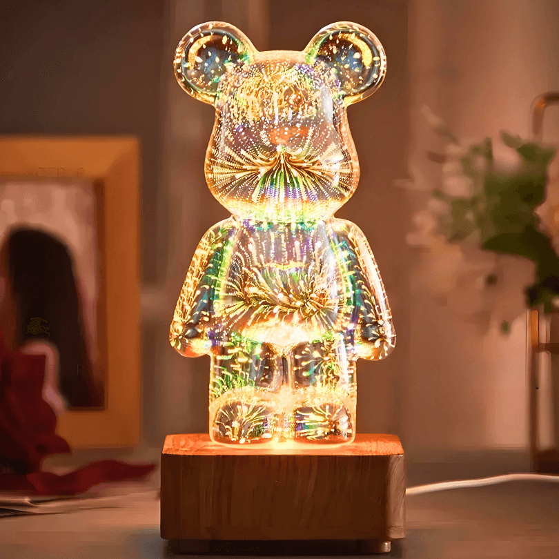 Luminária de urso de vidro acesa, com fogos de luz e base imitando madeira