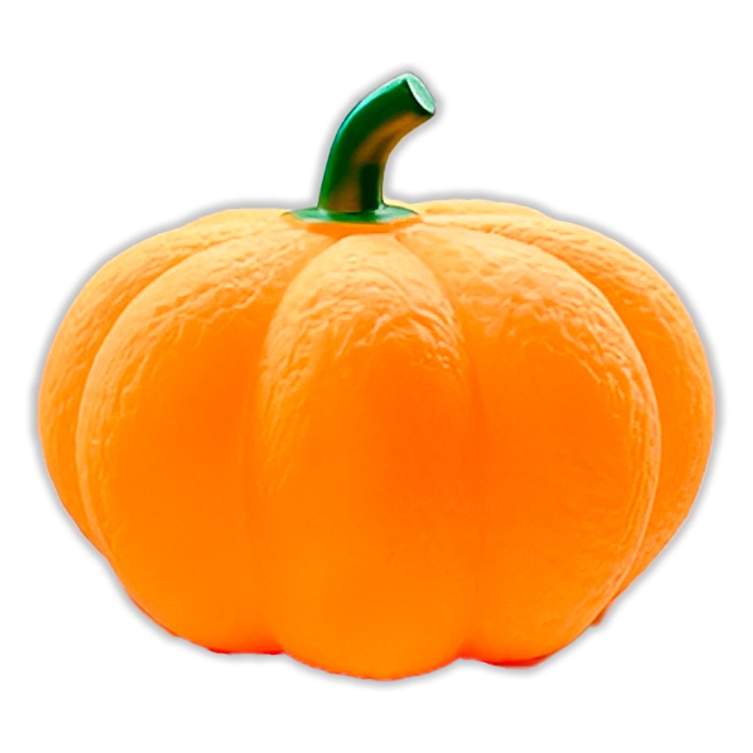 Abóbora laranja com gomos marcados, casca texturizada e caule verde curvo, sobre fundo branco