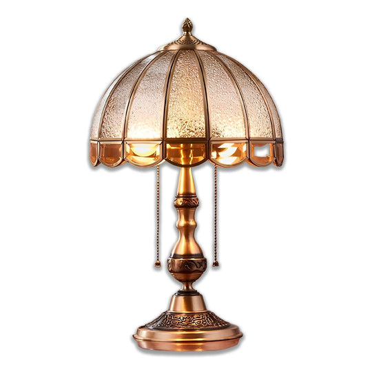 Abajur dourado de cúpula em gomos, com duas correntes de puxar, em fundo branco