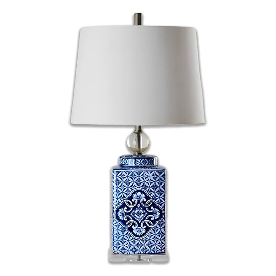 Corpo quadrado azul e branco com tampa, esfera transparente e cúpula branca, em fundo branco