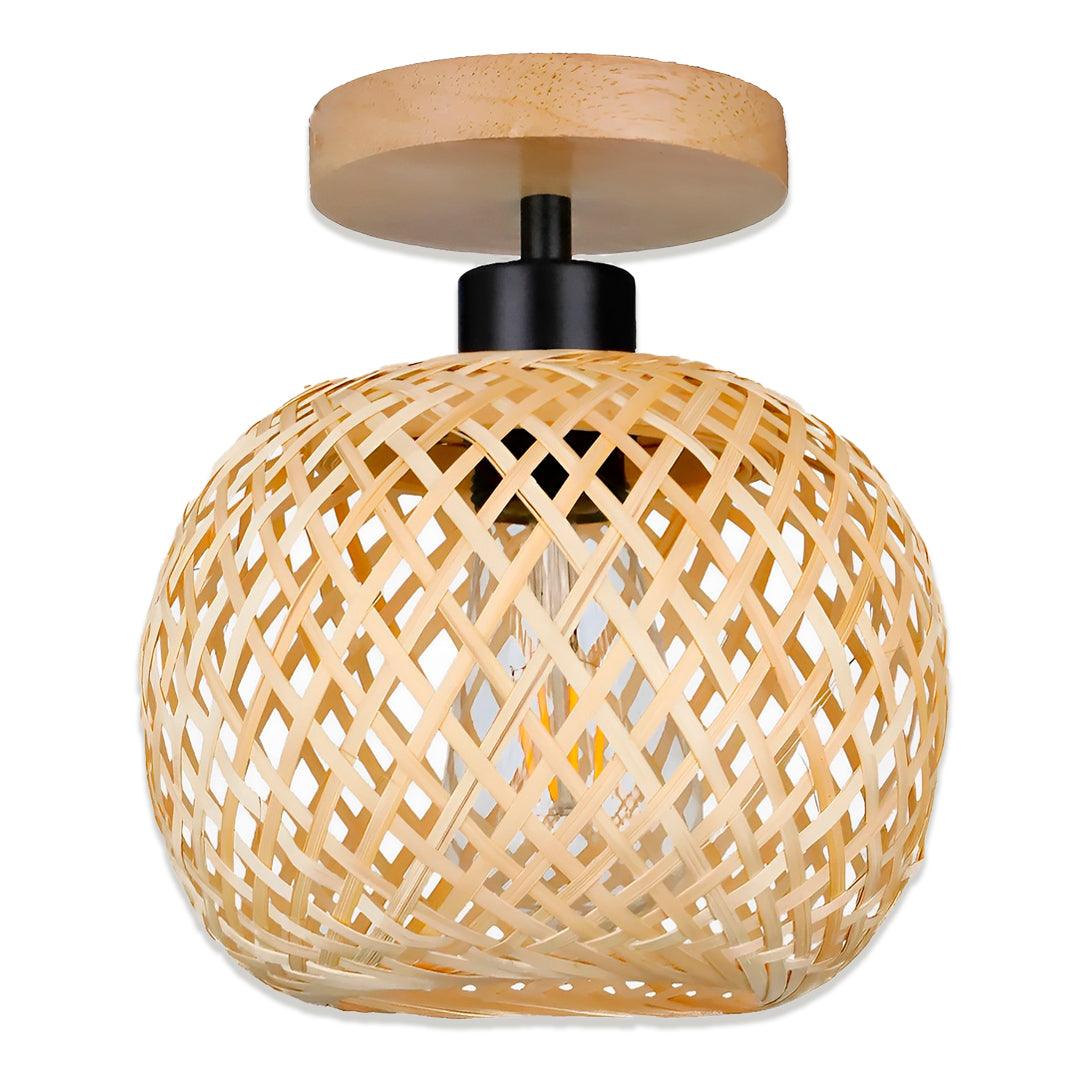 Esfera de bambu trançado com base redonda de madeira clara e soquete preto, fundo branco