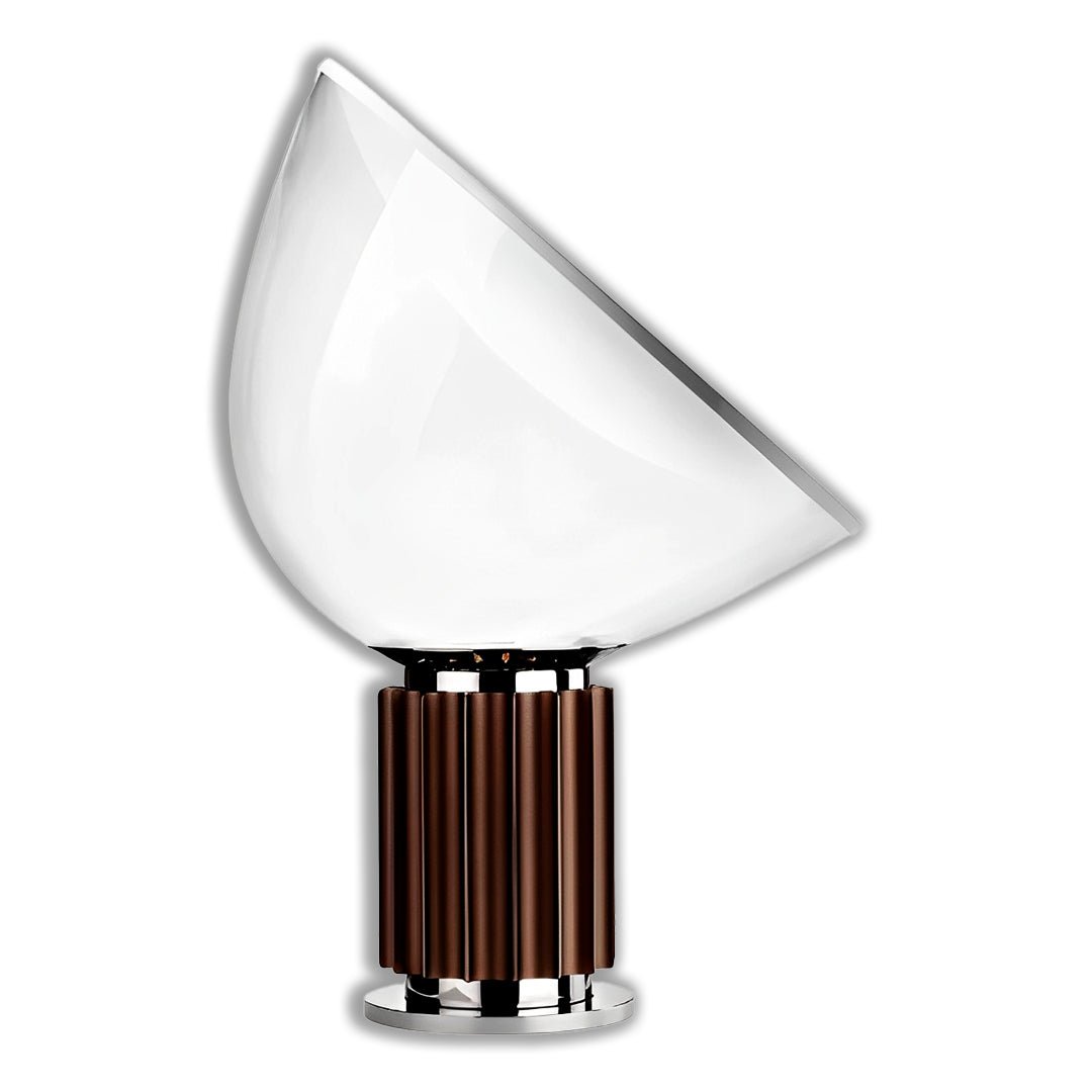 Luminária Taccia com base canelada marrom e cúpula de vidro inclinada, em fundo branco