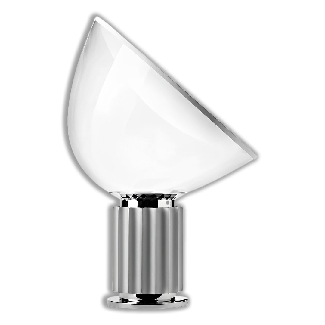 Luminária Taccia com base canelada prata e cúpula de vidro inclinada, em fundo branco