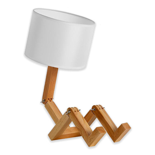 Abajur de madeira em forma de robô sentado, com cúpula branca, em fundo branco
