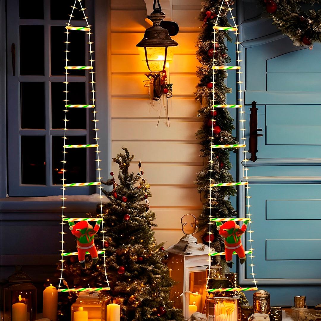 Duas escadas amarelas com Papai Noel, uma de cada lado da porta de entrada enfeitada