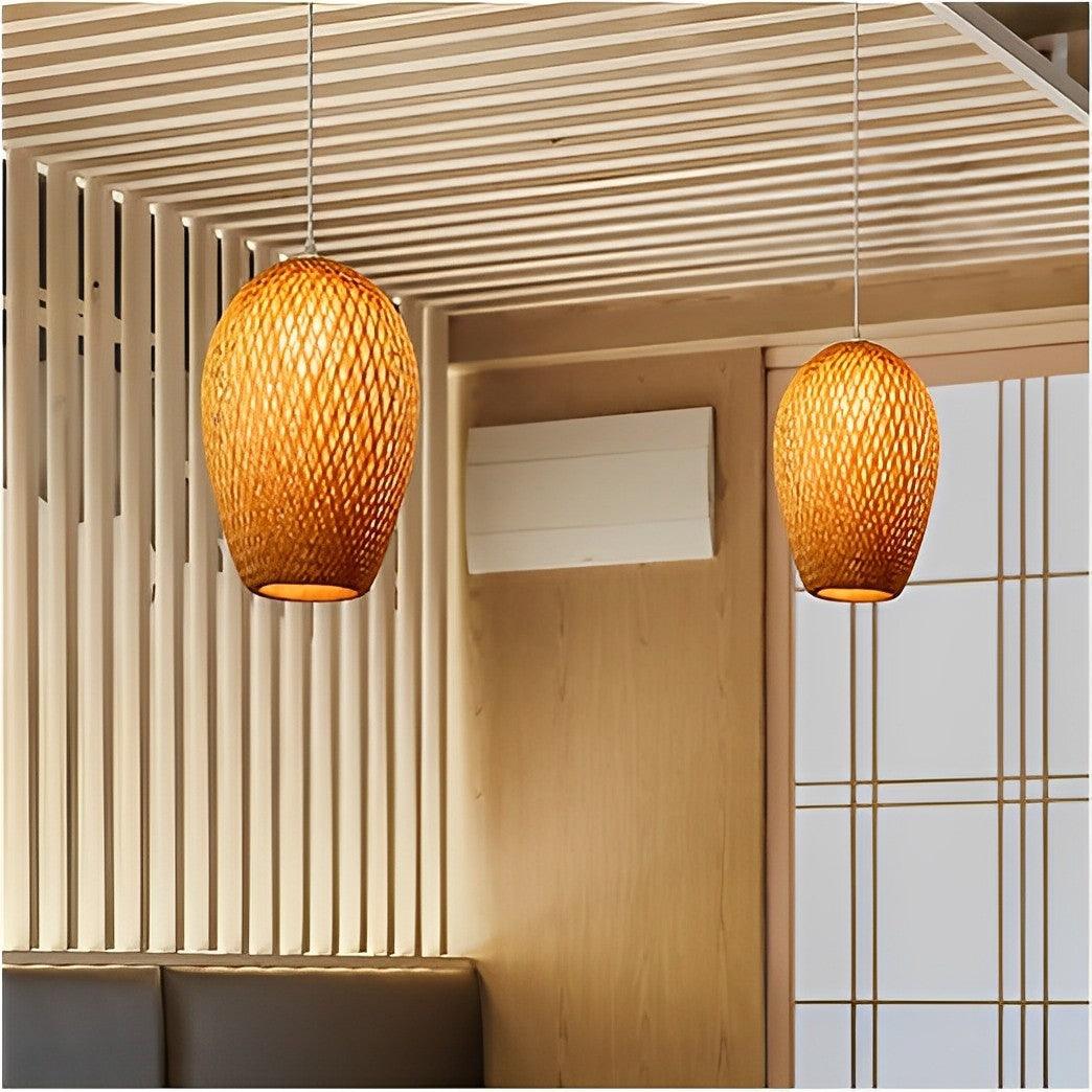 Pendente casulo de bambu aceso, com duas peças penduradas em alturas diferentes