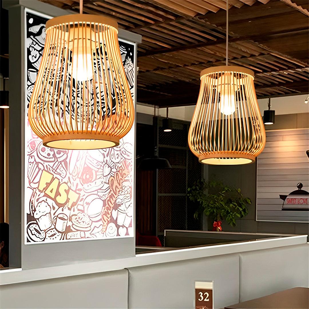 Pendentes ripados acesos sobre um balcão de lanchonete, com a lâmpada à vista